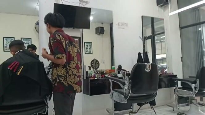 
					Potong Rambut di Salon D’Roger Purwoasri Kediri