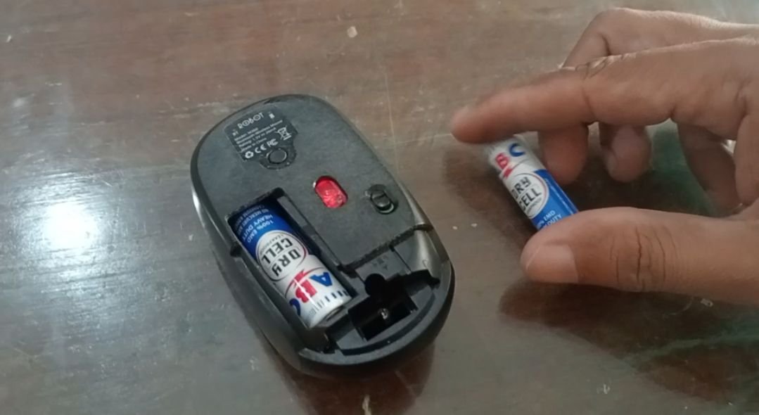 Cara mengganti dan memasang baterai di mouse Robot 