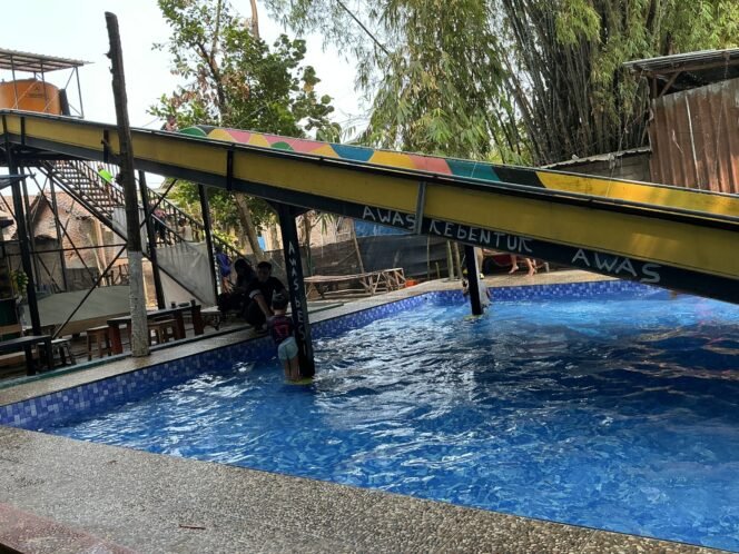
Berenang di Water Slide Gronjong Wariti Kediri